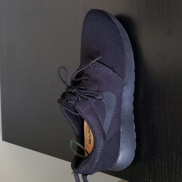 Nike Roshe men's sz.9 Pre-owned.   Black knit.  Hole left foot last picture - Picture 6 of 11